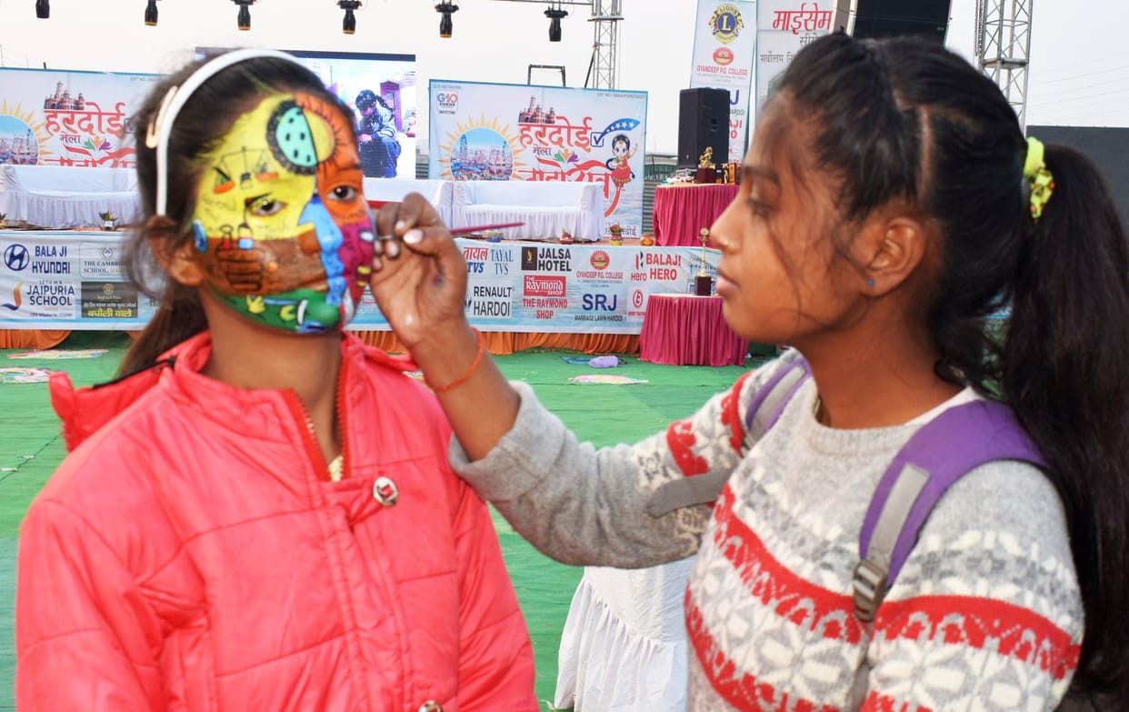 face painting in hardoi mela mahotsaw