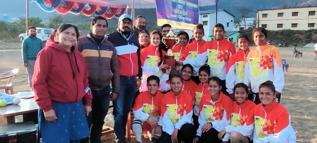 Women's team of Pithoragarh College became champion
