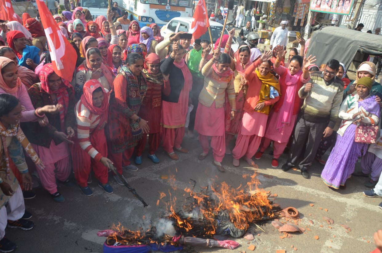 Anganwadi workers burnt the effigy of Deputy Chief Minister and Minister of State