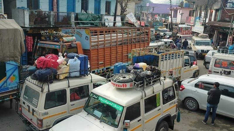 problem of jam in pithoragarh due to improper parking of vehicles