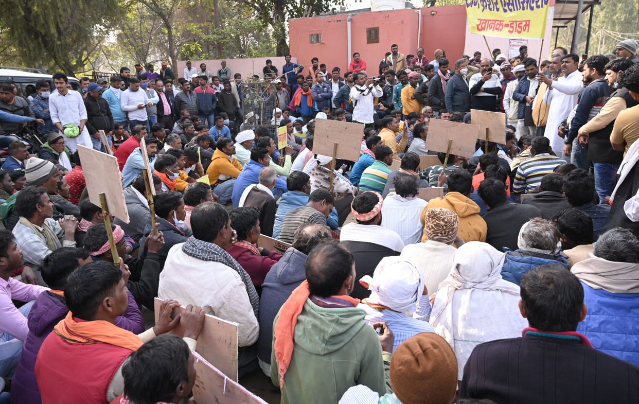 Owners and laborers demonstrated outside the mini secretariat demanding to start the crusher