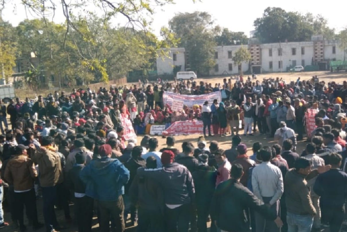 Bhopal: Workers of BHEL Works Contract Shramik Ekta Union started one day strike, workers gathered at the gate of BHEL