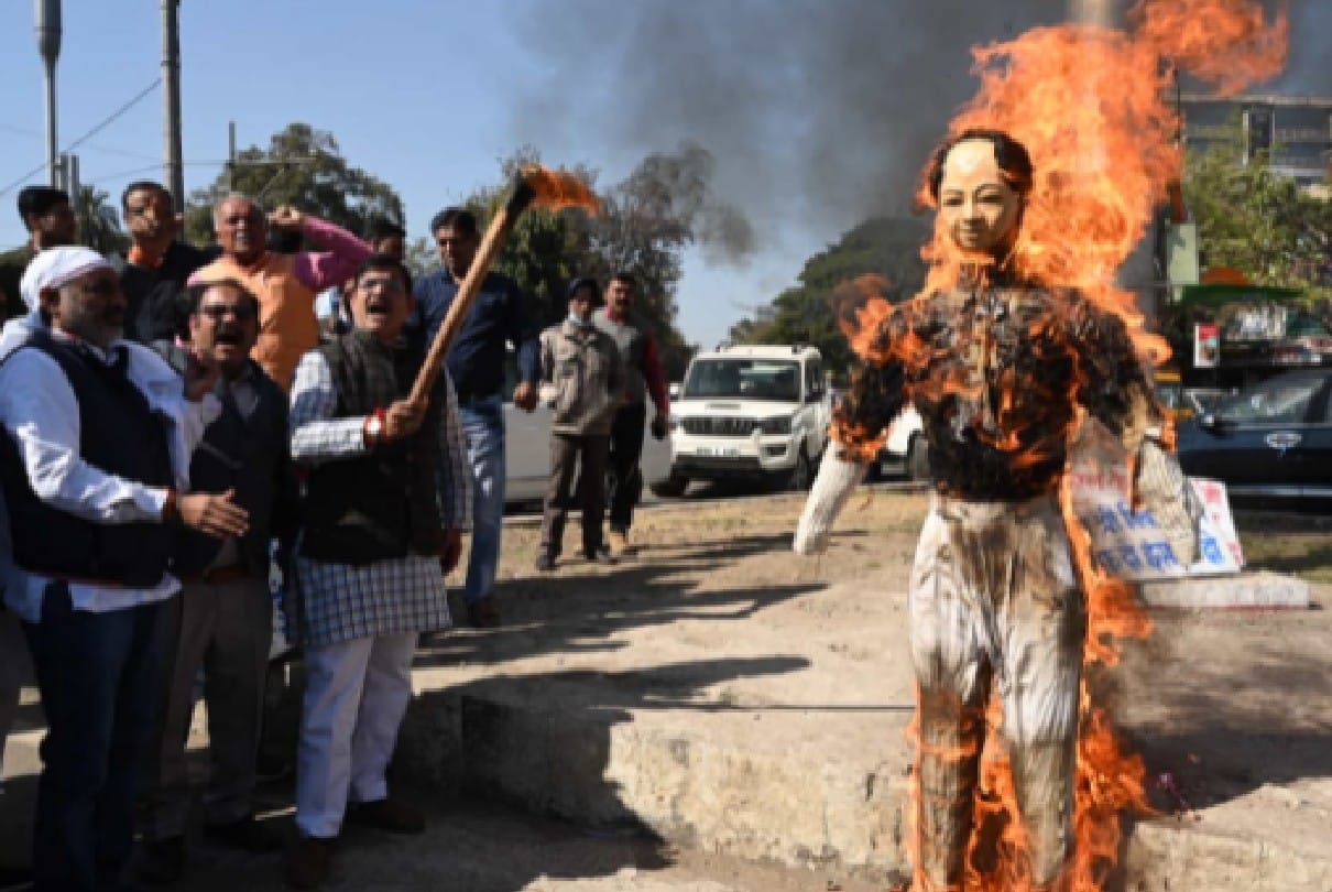 Bhopal: In protest against the murder of a BJP worker, the Backward Classes Front burnt the effigy of Kerala Chief Minister across the state.