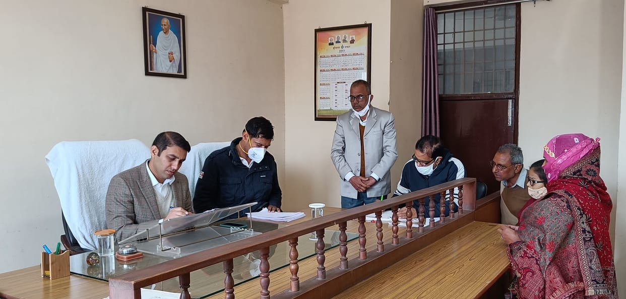 25 people put problems before the Deputy Commissioner in the camp office