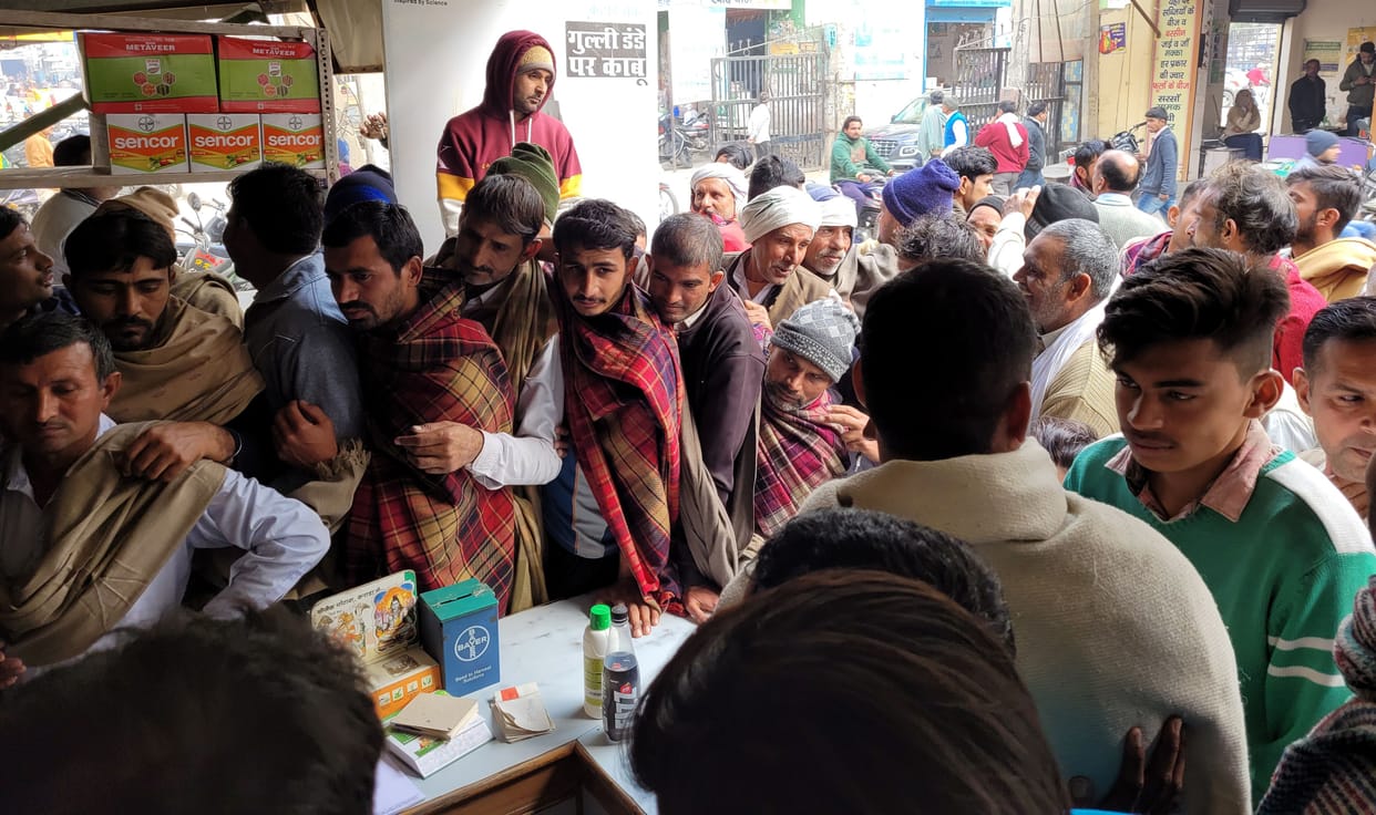 The farmers who came to take urea were scolded, when the leaders arrived, they distributed