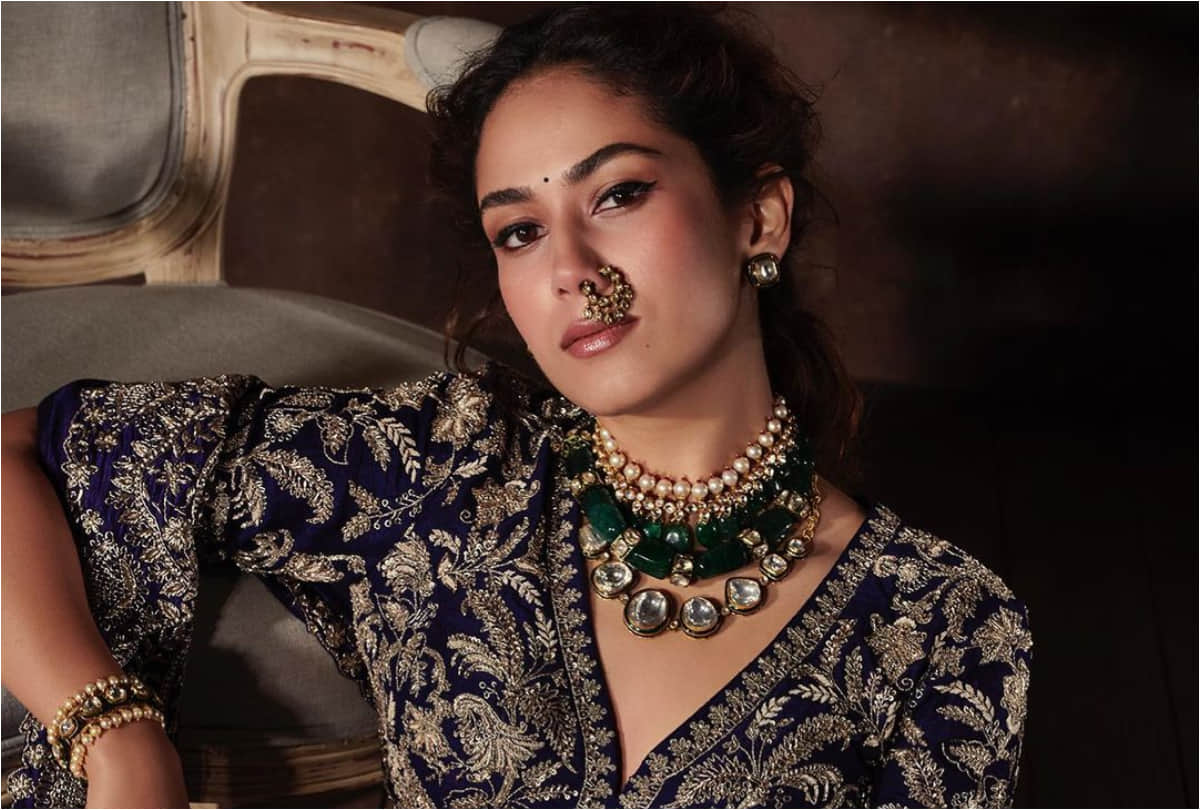 Mira Rajput Bold Look Photos in Deep Neckline Blouse and lehenga
