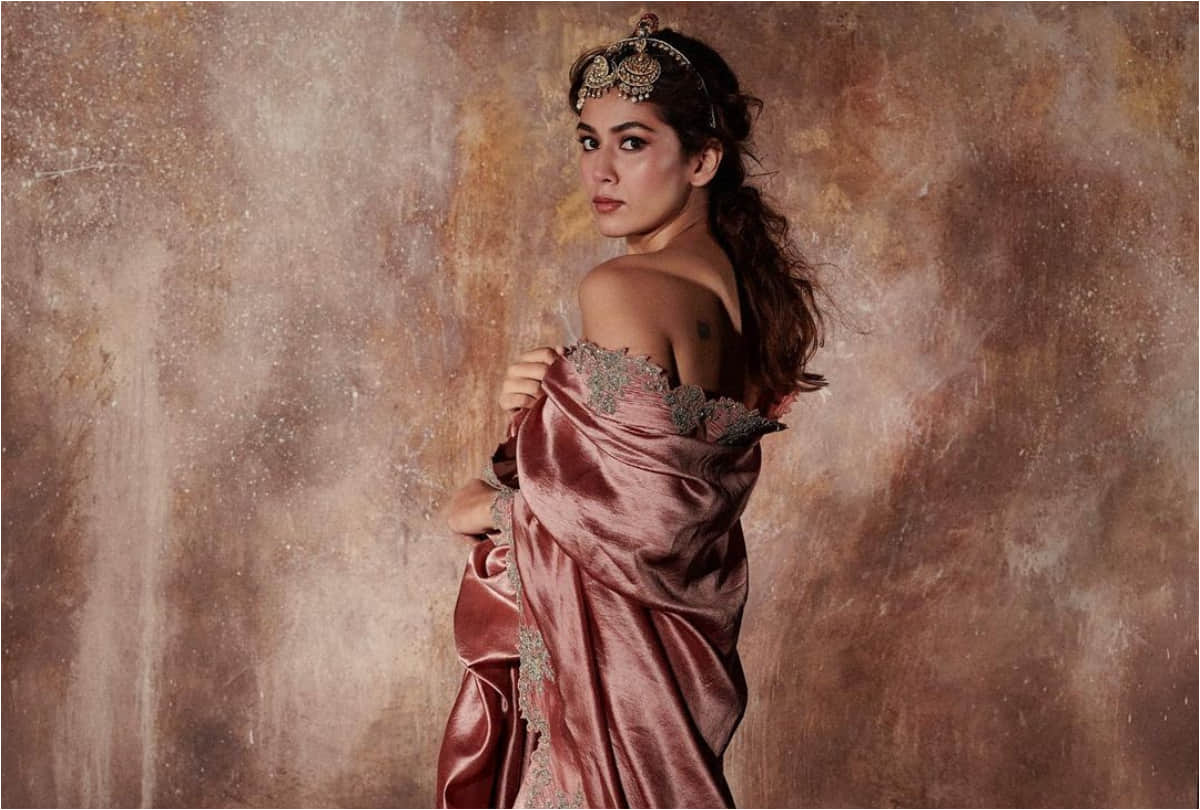 mira rajput goes bold in saree without blouse