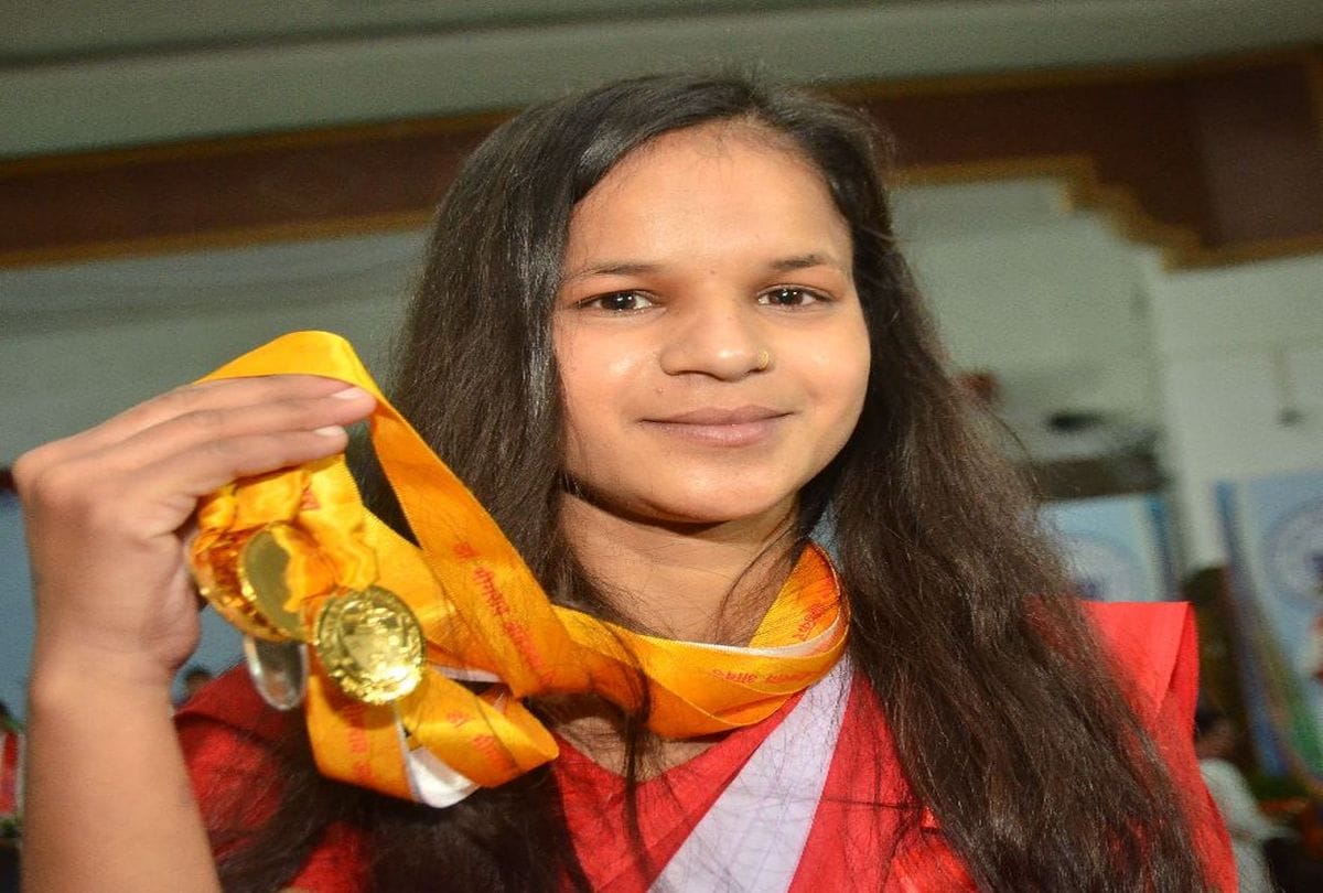 Dbrau convocation medals to students