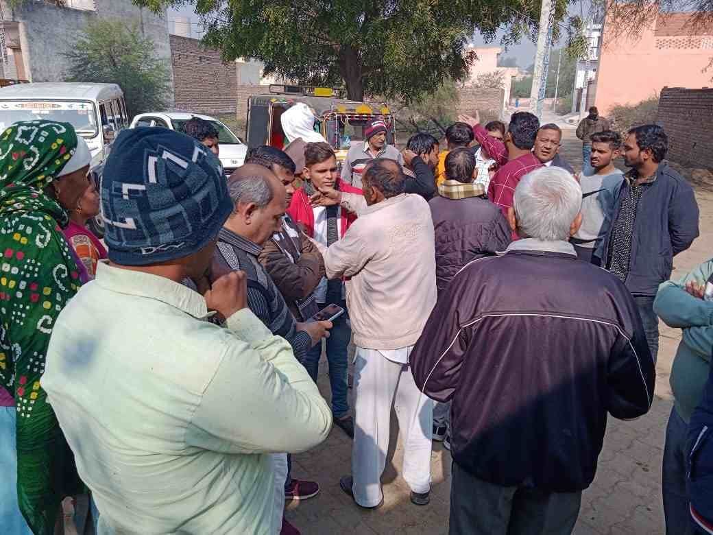 People's anger erupted due to sewer overflow behind public health office, jammed