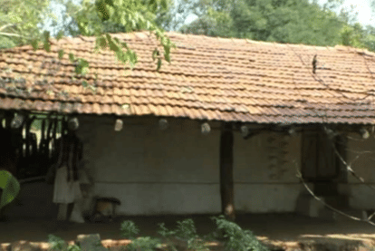 Dindori MP News: PM Modi Awas Yojana tribals cheated; Instead of cement-concrete, houses made of grass