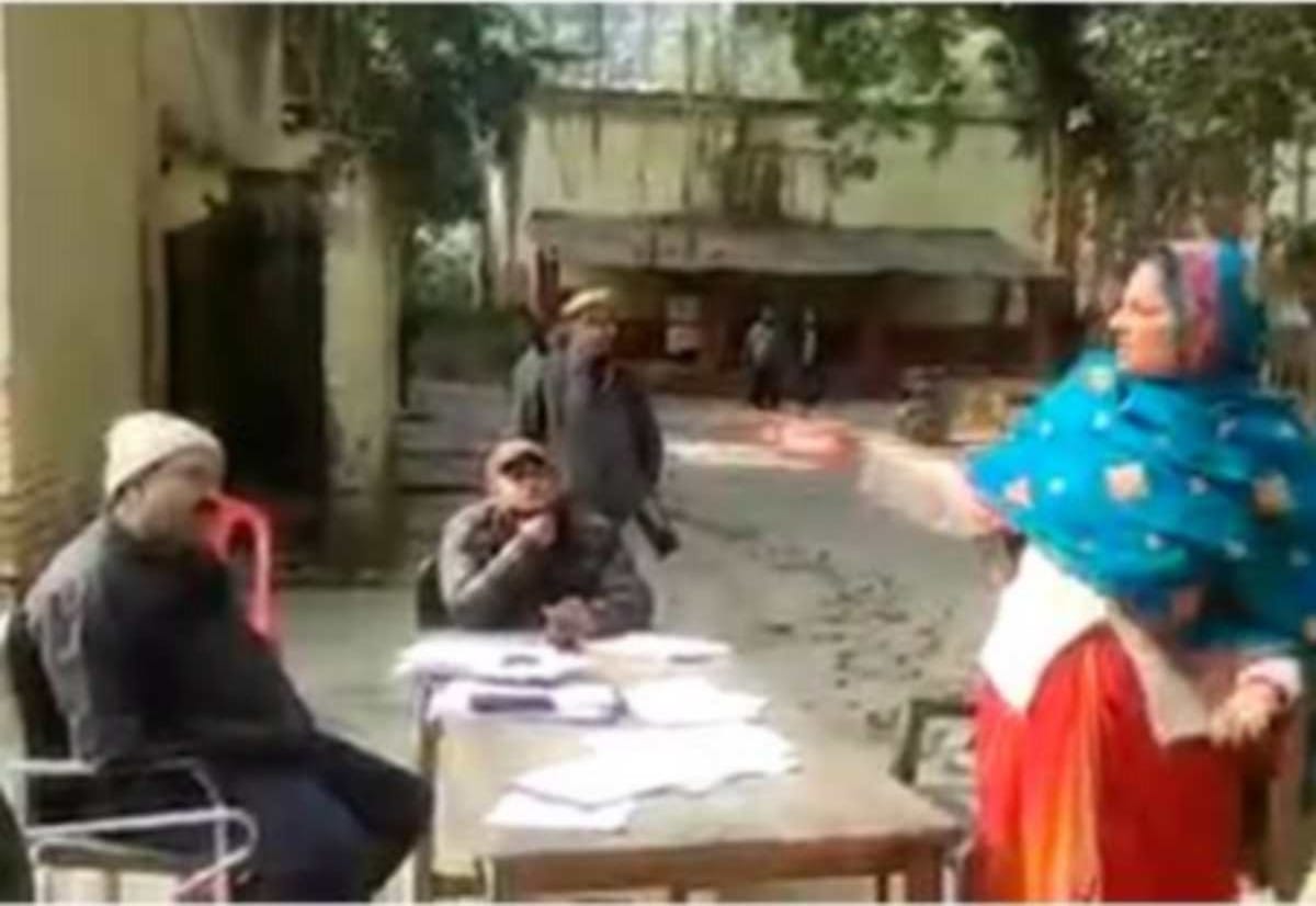Police inspector line hajir for abusing woman after video viral woman had gone to file case of her husband death in jaunpur