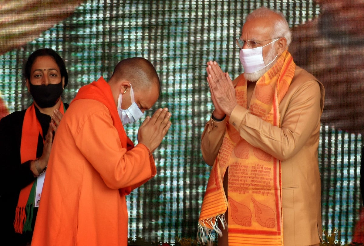 प्रधानमंत्री नरेंद्र मोदी का स्वागत करते योगी आदित्यनाथ