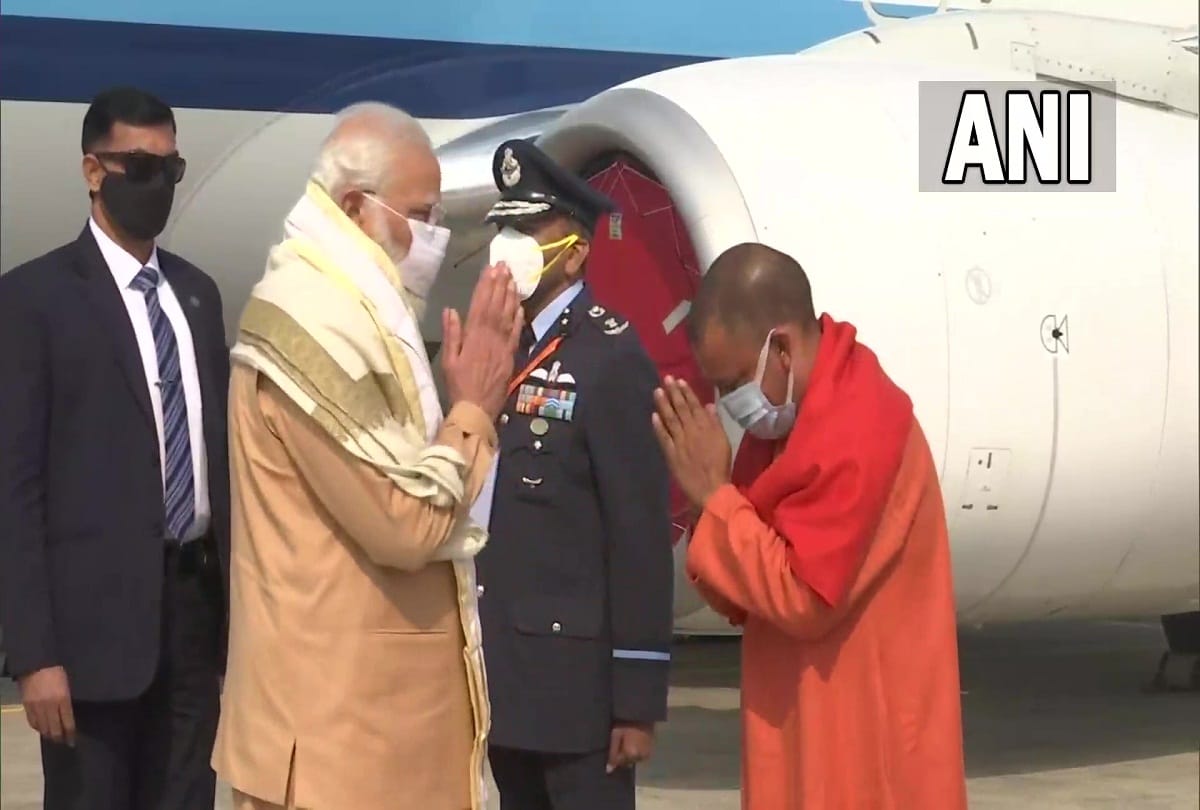 Prayagraj News : प्रयागराज पहुंचे पीएम मोदी का स्वागत करते मुख्यमंत्री योगी आदित्यनाथ।