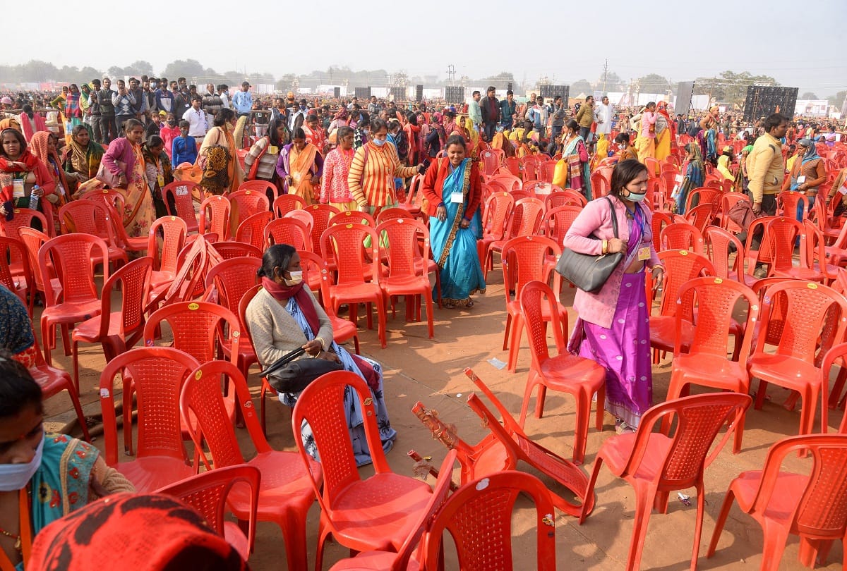 Prayagraj: Minister got angry after seeing empty chairs in PM Modi's meeting