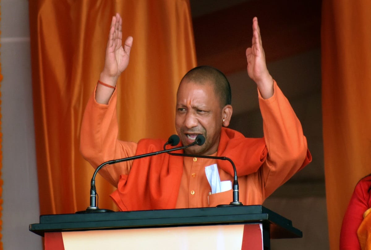 Agra News Cm yogi adityanath targets samajwadi party over income tax raid