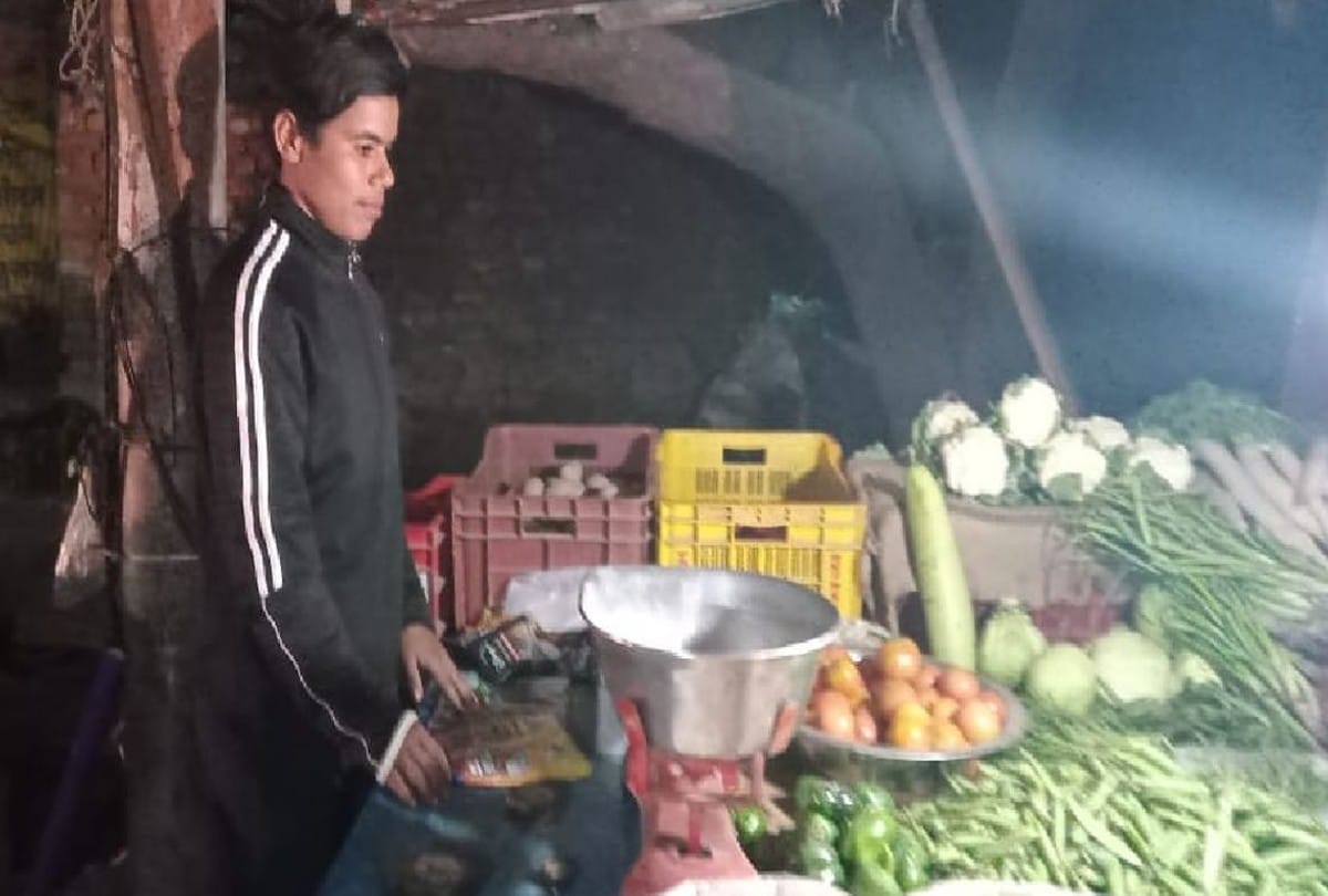 All-rounder player Puja Rajpoot of UP women cricket team selling vegetables in Agra