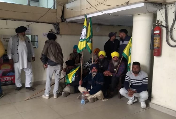Farmers Protest for their Demands in DC office of Ludhiana