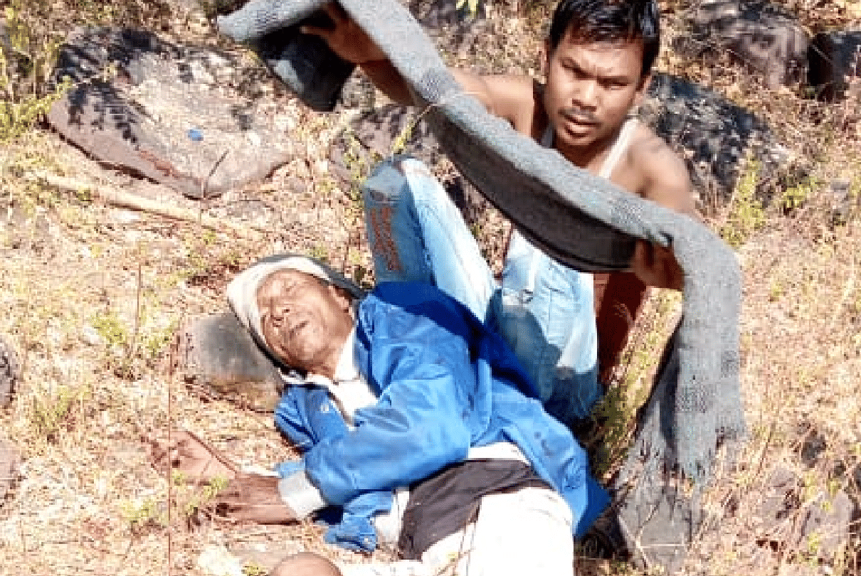 Sehore: Climbed a tree to escape, but the bear pulled his leg and injured him, villagers came and saved life