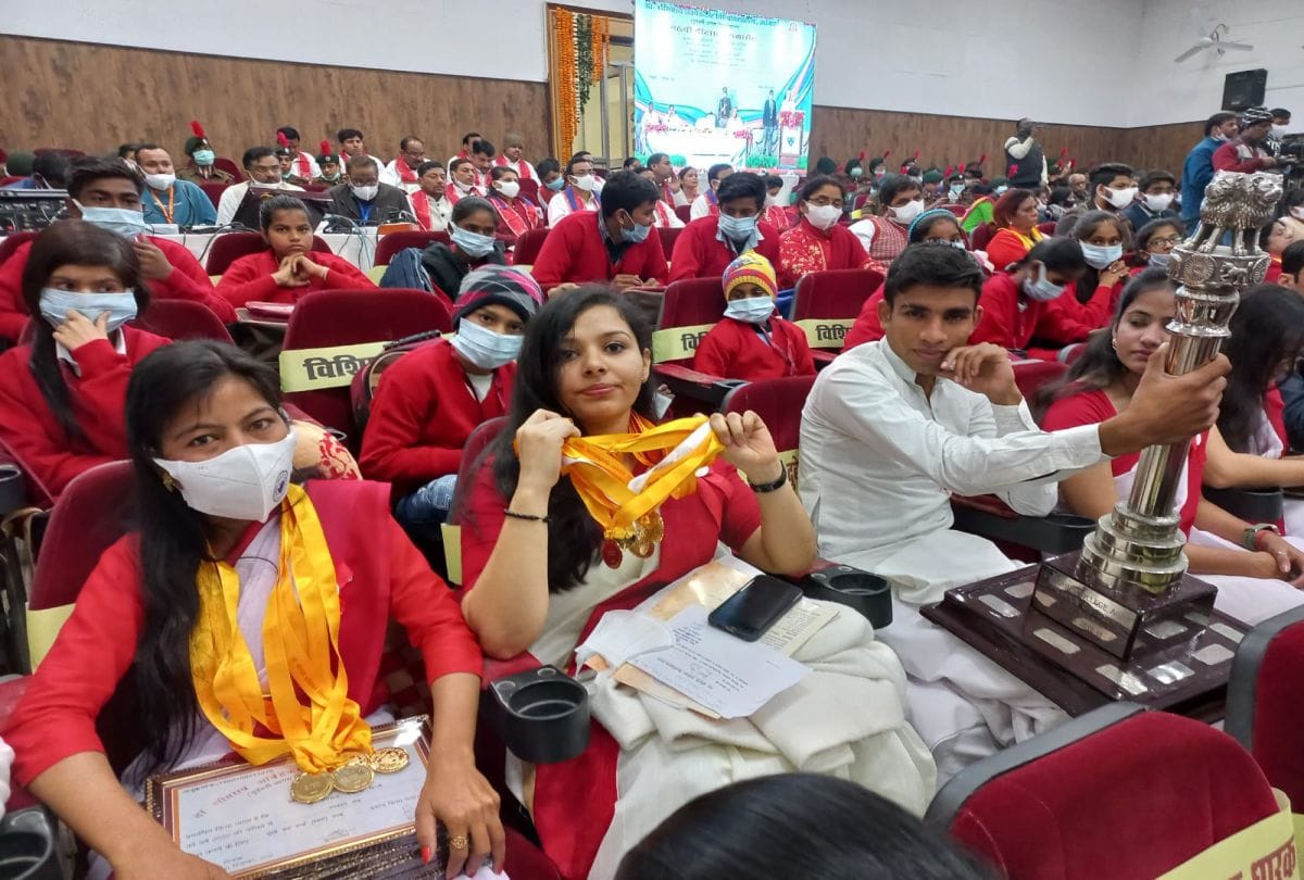 Governor Anandiben Patel gave medals to the students at the convocation ceremony of DBRAU agra