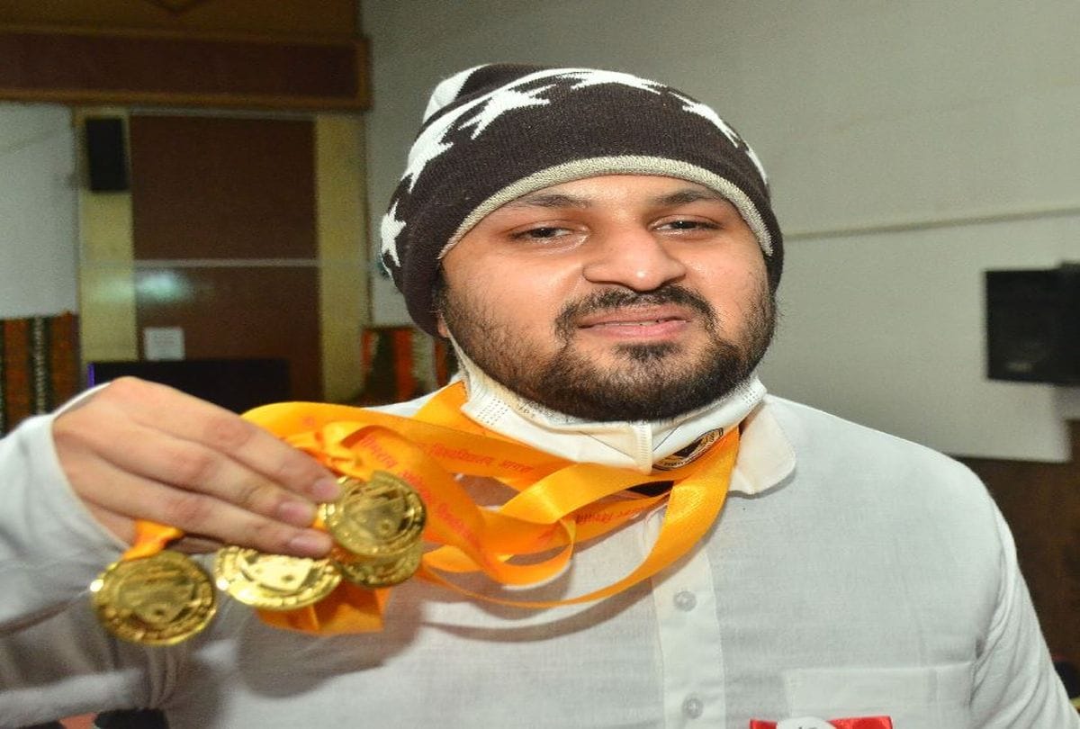 Dbrau convocation medals to students