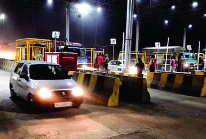 भिगान टोल प्लाजा से गुजरते वाहन।