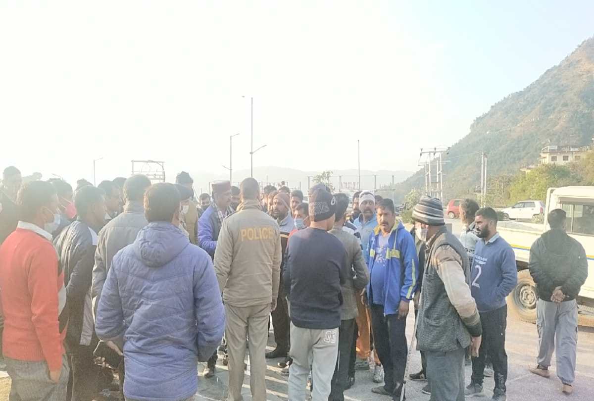 Assistant jail superintendent vehical trampled workers, relatives demonstrated by keeping dead bodies