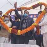 सतीश चंद्र मिश्रा का स्वागत करते बसपा कार्यकर्ता।