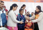 लि चैंपियन शिप की ट्रॉफी आरूषि को देतीं जिपं अध्यक्ष जयंती राजपूत।