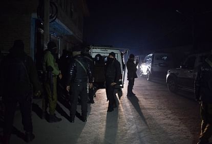 श्रीनगर में आतंकी हमले के बाद मौके पर सुरक्षाबल।