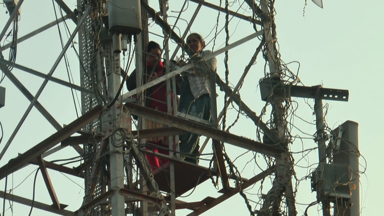 Various employee organizations jammed in Kharar, raw teachers climbed the tower