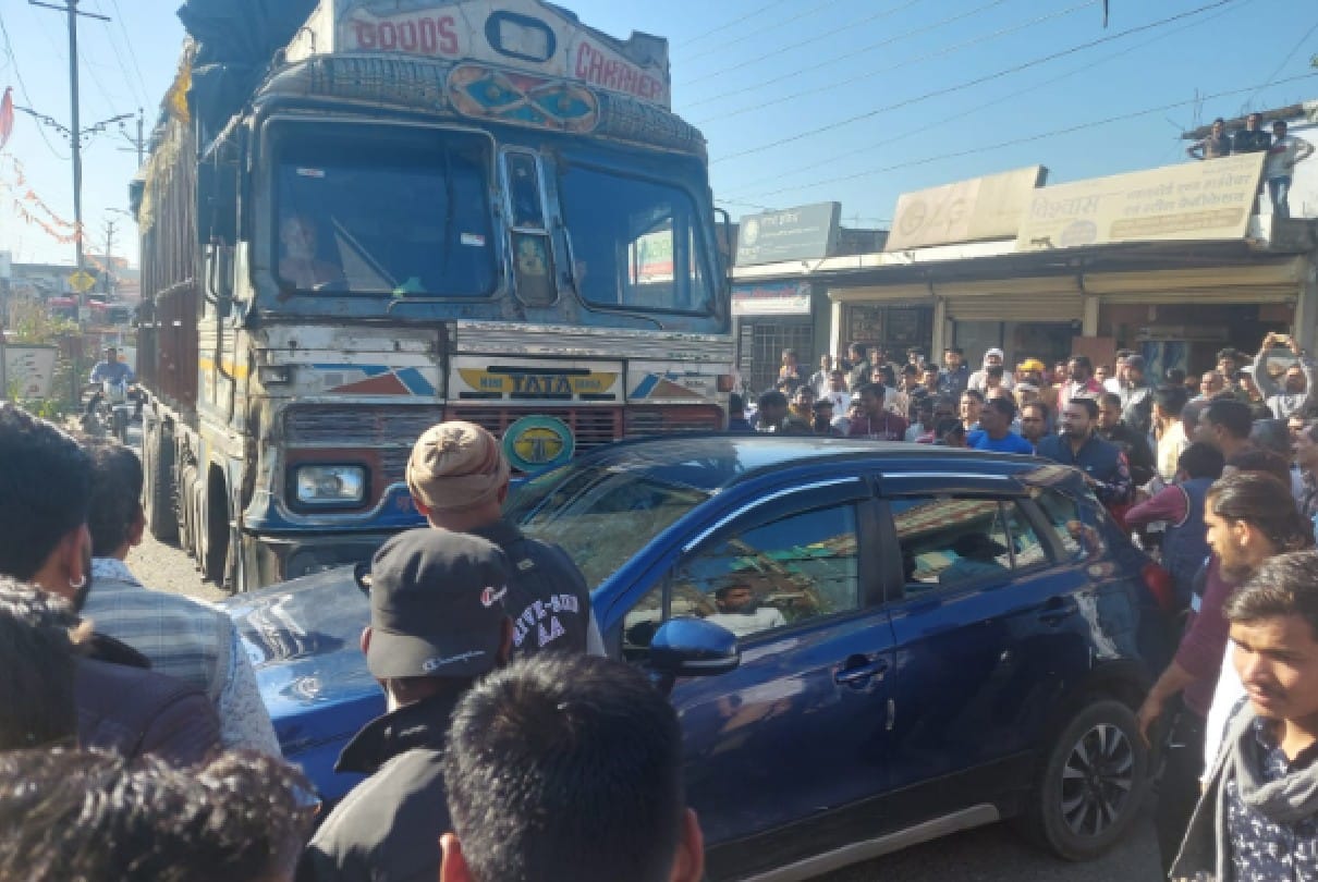 Sehore: Truck collided with former Forest Development Corporation chairman Guruprasad Sharma's car, narrowly escaped