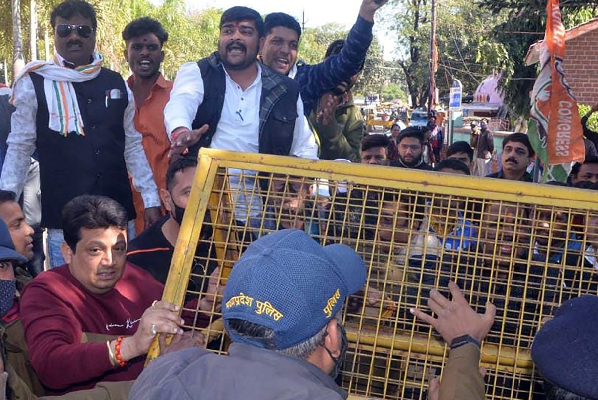 बैरिकेट्स फांदकर नारेबाजी करते कांग्रेसी।