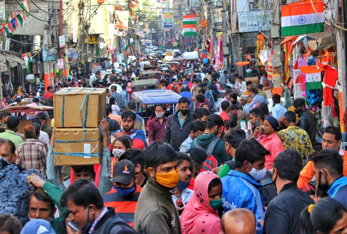 Delhi: Negligence of people continues amid Omicron cases, neither physical distance nor wearing masks, see photos