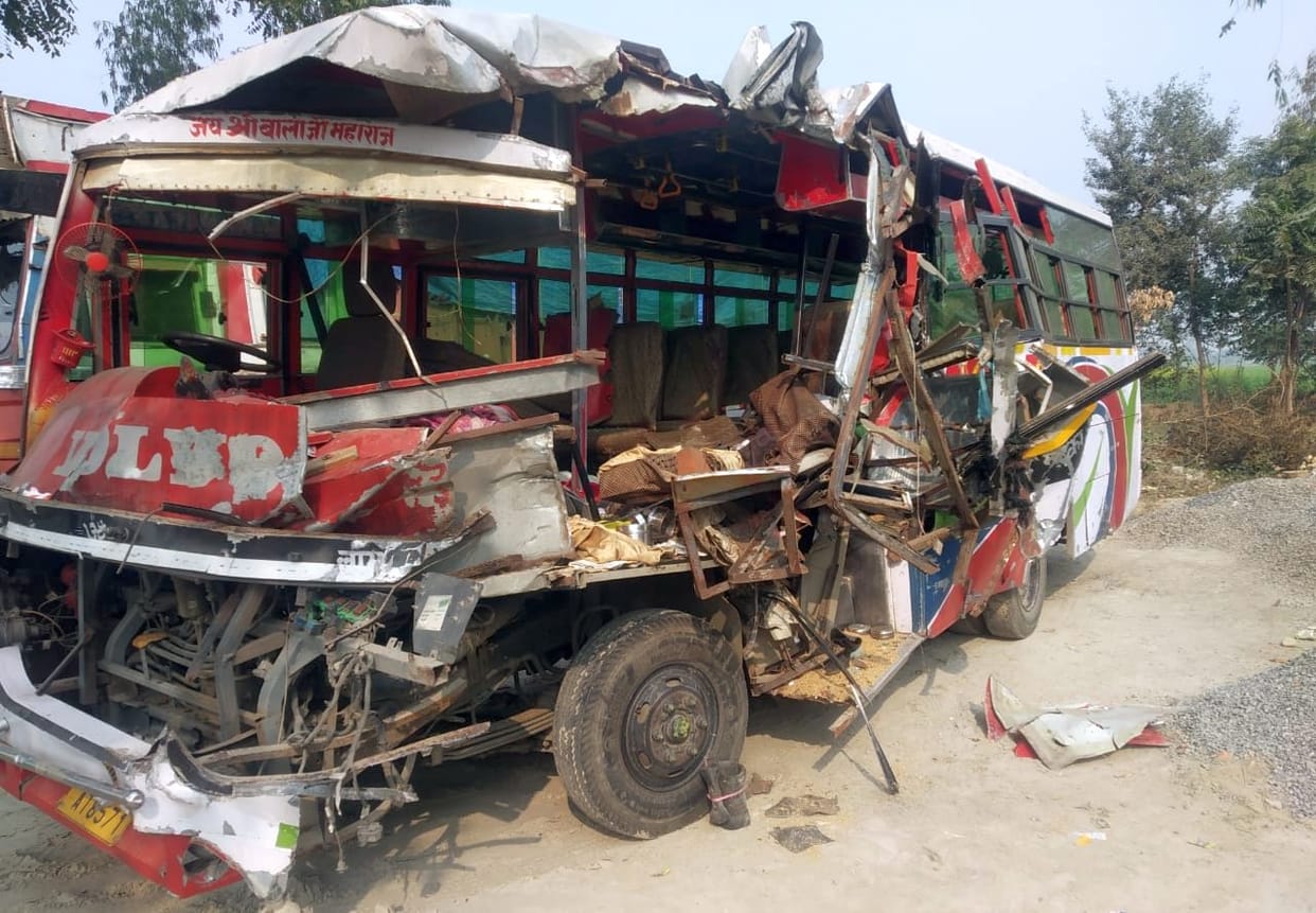 bus enter in truck, 4 women cop injured