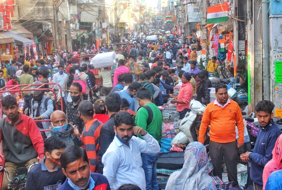 Delhi: Negligence of people continues amid Omicron cases, neither physical distance nor wearing masks, see photos