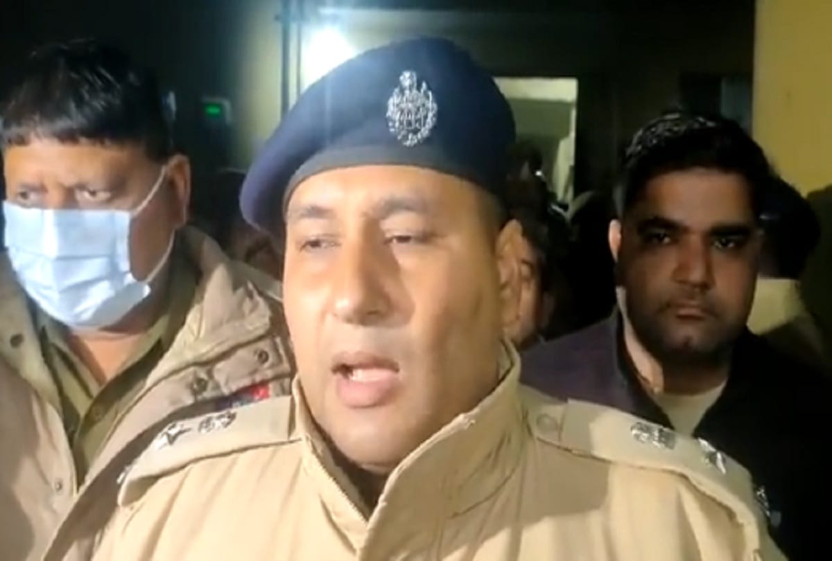 Sambhal: Firemen looted five lakhs from the trader after entering the shop in Chandausi, fury among traders