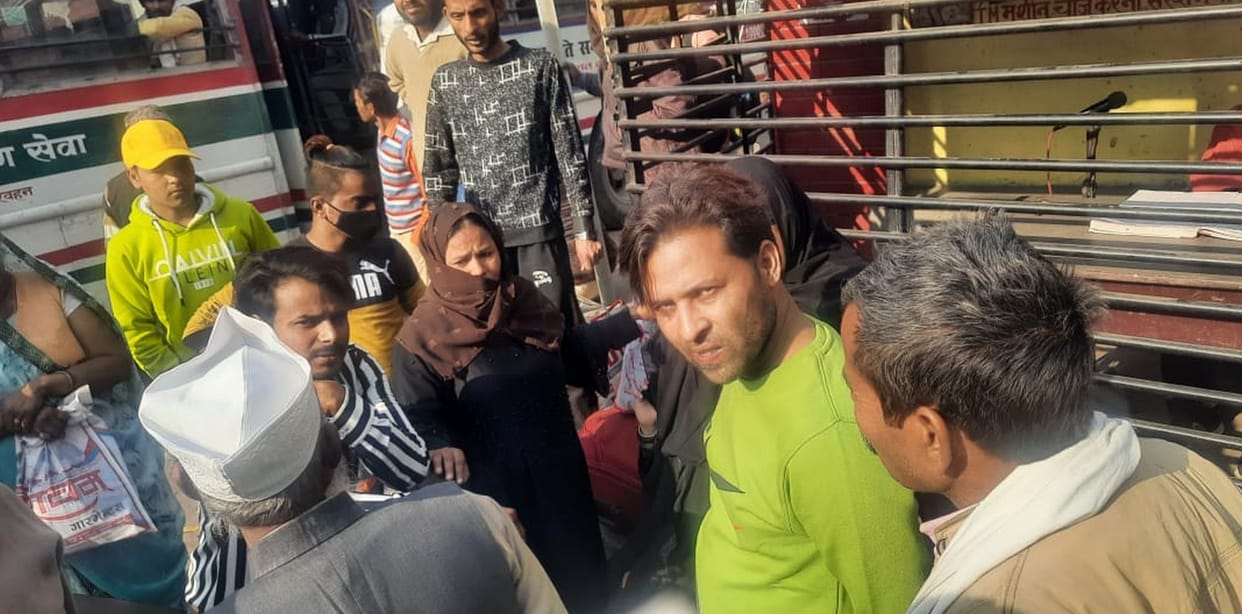 Women thieves took out jewelery by cutting purse at roadways bus stand