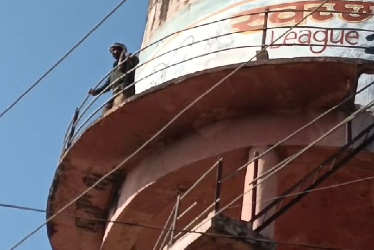 Shivpuri: Police could not find missing daughter since 15 days, angry father climbed on water tank due to lax attitude of police