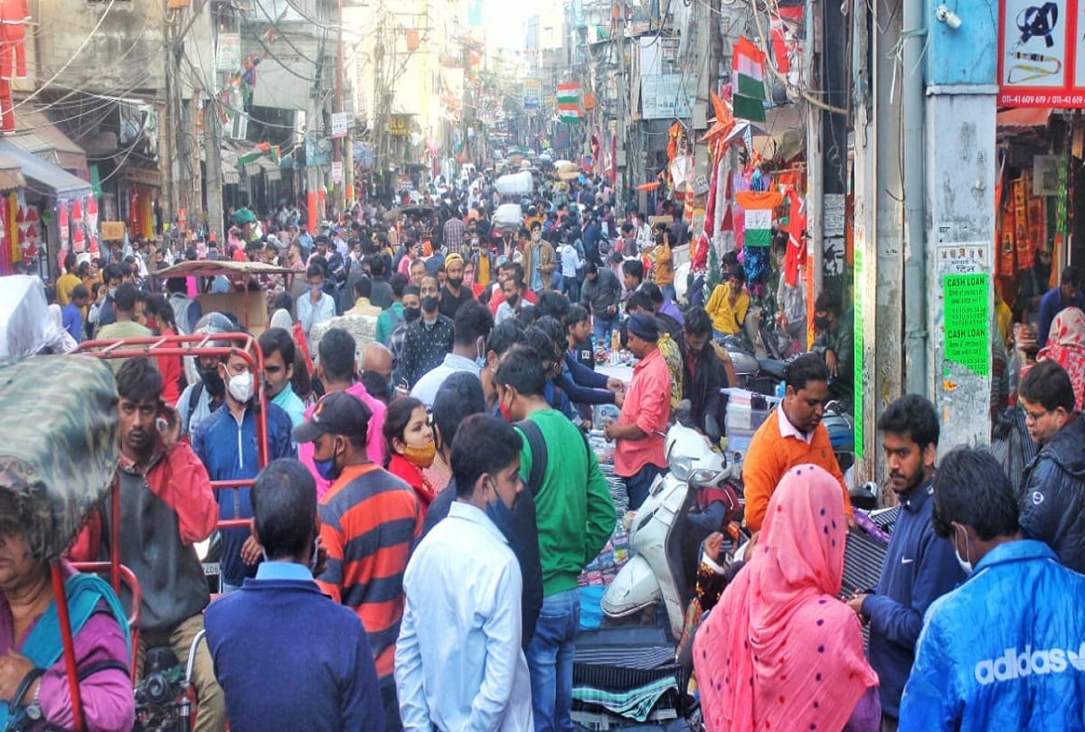 Delhi: Negligence of people continues amid Omicron cases, neither physical distance nor wearing masks, see photos