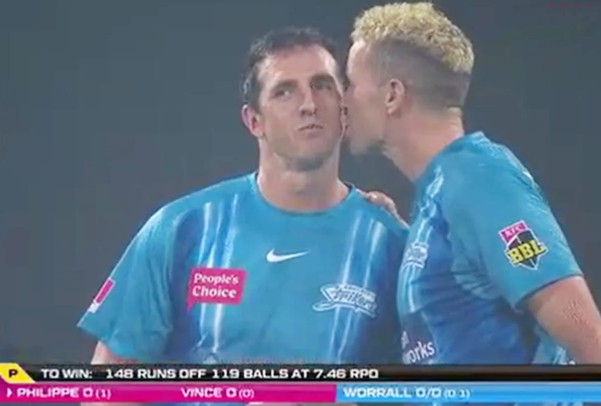 Big Bash League 2021: Australian Bowler Peter Siddle Kisses Teammate Daniel Worrall In Big Bash League Game, Watch Video