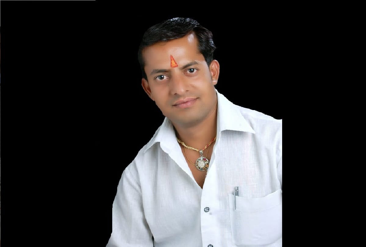 Agra news On pretext of asking way miscreants robbed building material businessman