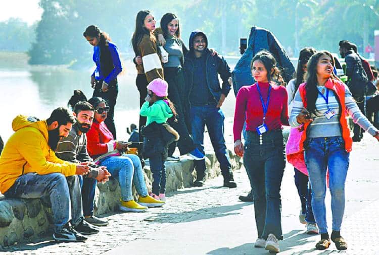 People are gathered in Chandigarh despite the threat of Omicron