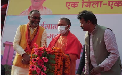 CM Yogi adityanath rally in sonbhadra attack on opposition Said those people are in jail who looted natural resources
