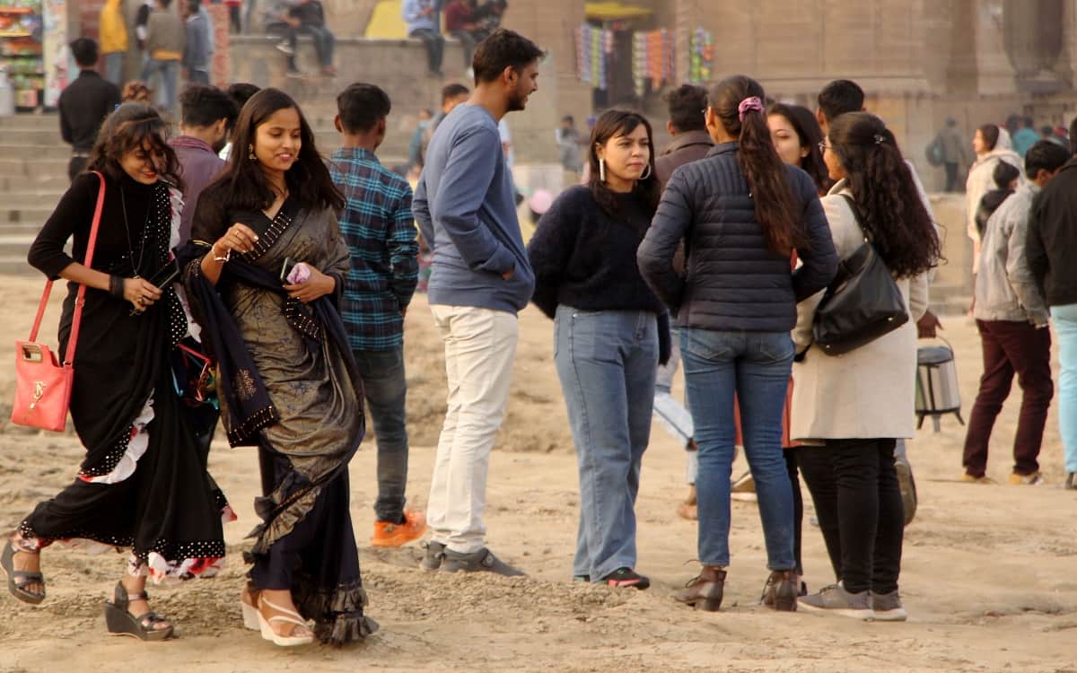 omicron updates in varanasi no people followed Corona guidelines crowds in markets without social distancing