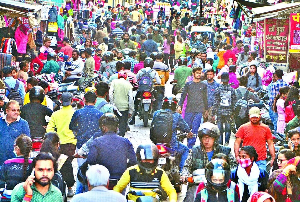 People Not Following Corona Protocol After Amid Omicron Alert City Huge Rush In Market