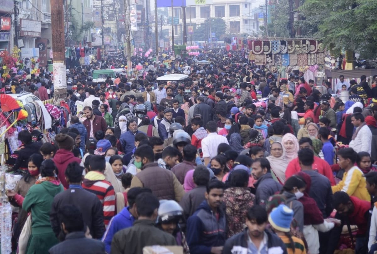 People are not using mask and social   distatcing on public places.