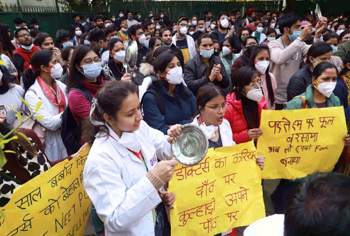 Delhi Doctors strike continues for the fifth day treatment is not available in hospitals see photos