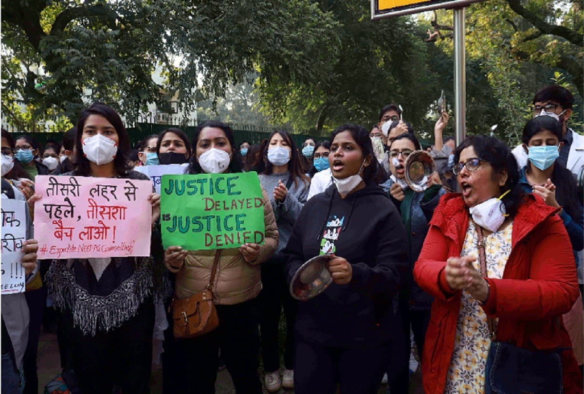 Delhi Doctors strike continues for the fifth day treatment is not available in hospitals see photos