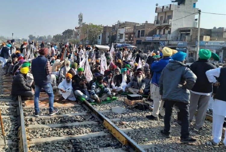 Farmers stuck on railway tracks in Punjab, 54 trains affected, passengers upset