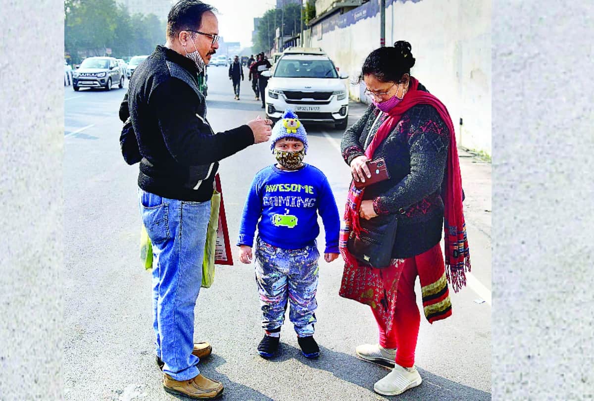 Crains are unlawfully lifting the vehicles for money in Lucknow.